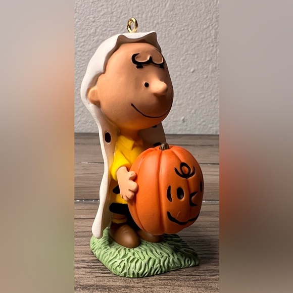 Hallmark NEW 2012 “Charlie Brown ‘o Lantern The PEANUTS Gang Halloween Ornament - Picture 7 of 10